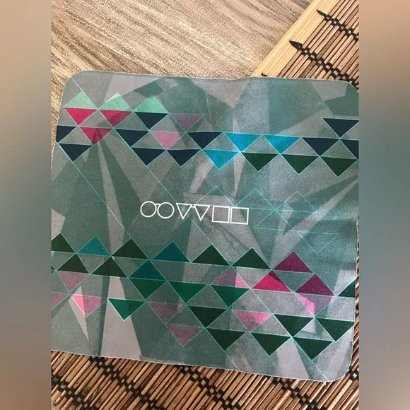 FREE with Bundle! Oliver Peoples Limited Edition Geometric Polishing Cloth - Picture 4 of 4